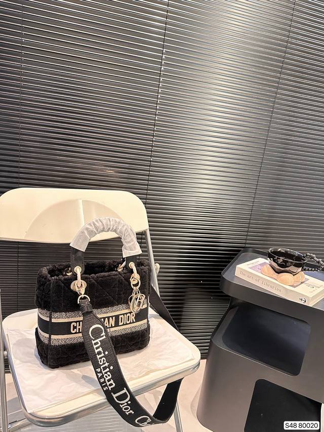 Dior's top of the line original lambhair Diana bag, Dior's new Lady D Lite series, exquisite craftsmanship, perfect color matching, overall fashion and retro, high-end and romantic. The handle and street junction are decorated with light: