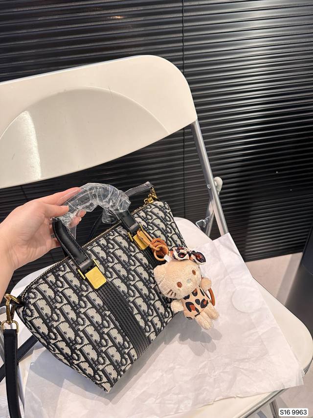 Paired with a box, the Dior handbag is a hot and trendy new item that looks great when you go out and grab it. Size 22 17, item number 9963, has been redesigned