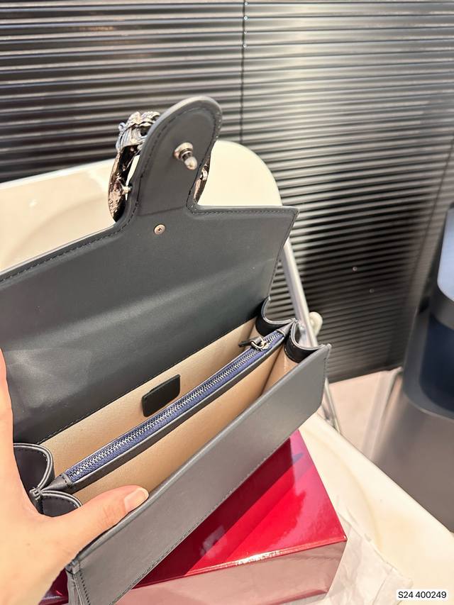 Paired with a folding box, Gucci's new cool denim wine god has just arrived this season. The new products are very classic and retro! The texture and color of denim with double G jacquard denim fabric The color is very nice! Size: 25 15 Item Number: