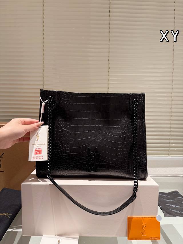 The leather version of Ysl Saint Laurent niki Shopping commuter bag is her Saint Laurent niki Shopping commuter bag. Amway doesn't need much more. The chain is sliding, so it can be extended to a large extent. It can be extended to 13 inches