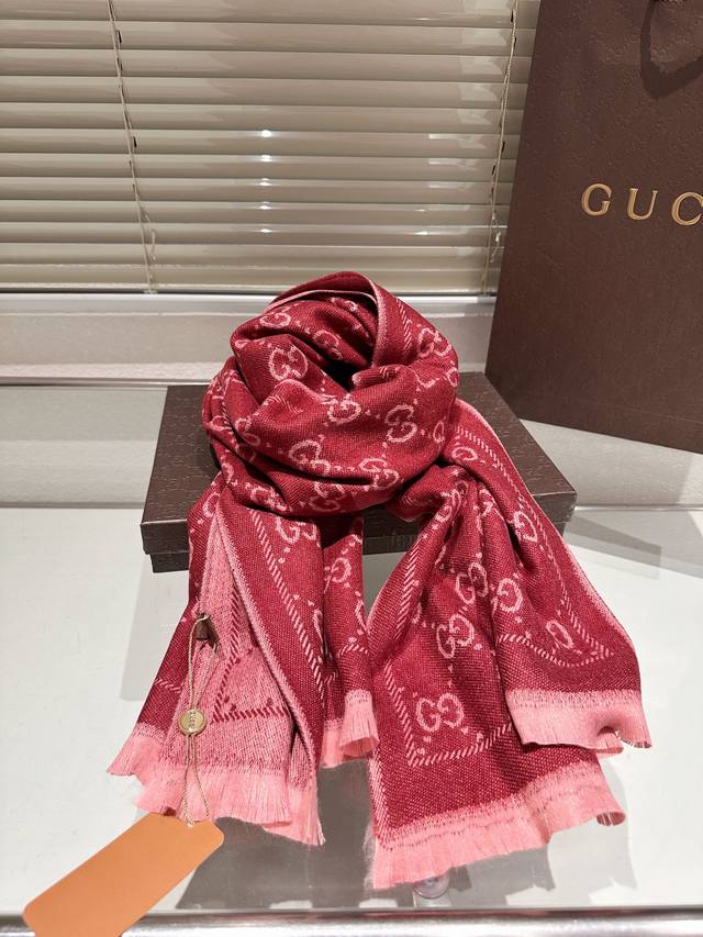 High end cashmere scarf gift box Guqi classic scarf made of real materials! This scarf is suitable for spring, autumn, and winter! It looks great as a shawl! Brighten skin tone! The upper body effect has a very strong aura, with a soft and textured f