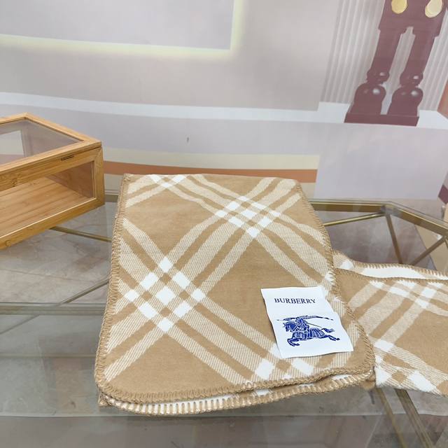 Gift box packaging for new scarves, Burberry. Original beautiful items, classic explosive items, heavy return to high-end. Burberry's new imported Nepalese cashmere top-notch embroidered scarf is definitely a top-notch design from a fashion brand wit