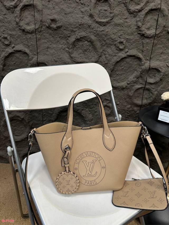 Lv White Moonlight Bucket Lv Blossom Pm New White Moonlight Handheld Bucket Bag Super Elegant and Beautiful Size 21.19cm: