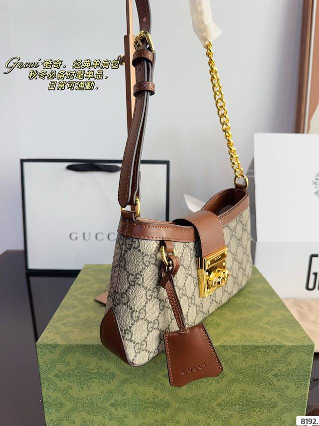 Comes with a gift box Gucci Padlock Underarm Backpack 2024 New Hobo Compared to the previous Padlock, it is lighter and has smoother and more natural lines. The hardware part will not collapse very much, and the package has a firm bottom: