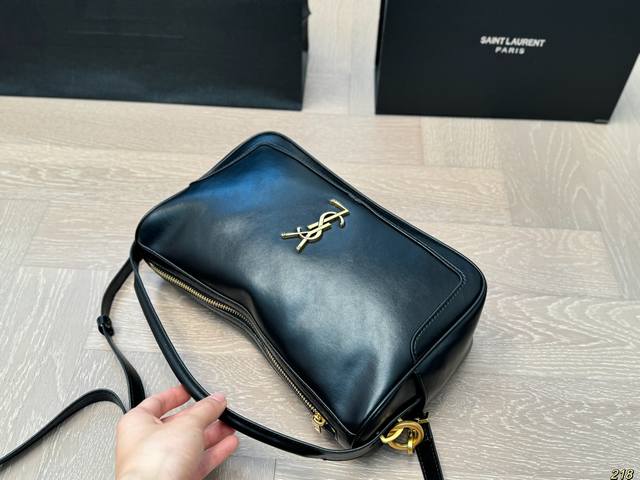 The design of the airplane box Saint Laurent Ysl CameraSupplebag lunch box bag is full of design sense, and the hammock shape is really beautiful! Recommended to everyone