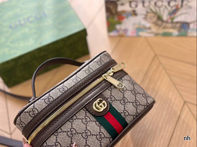 Gucci's new makeup bag comes with a box that can be carried by hand or slung diagonally. There are no age restrictions and the size is 21 * 13