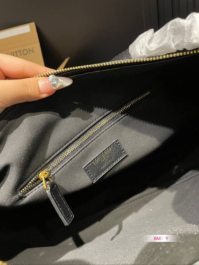 Cowhide Ysl Saint Laurent armpit bag is very textured cool and cute is a must for every girl who pursues beauty Size 40 * 30