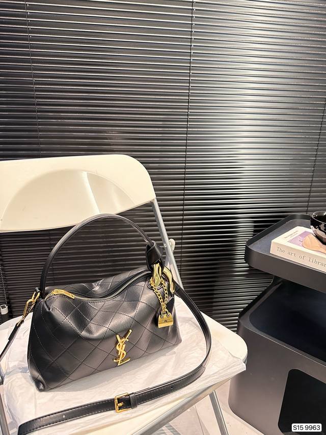 Paired with a box, the Saint Laurent armpit bag is a hot, cool, and sweet new style that looks great when you go out. Size 27 14, item number changed to 9963