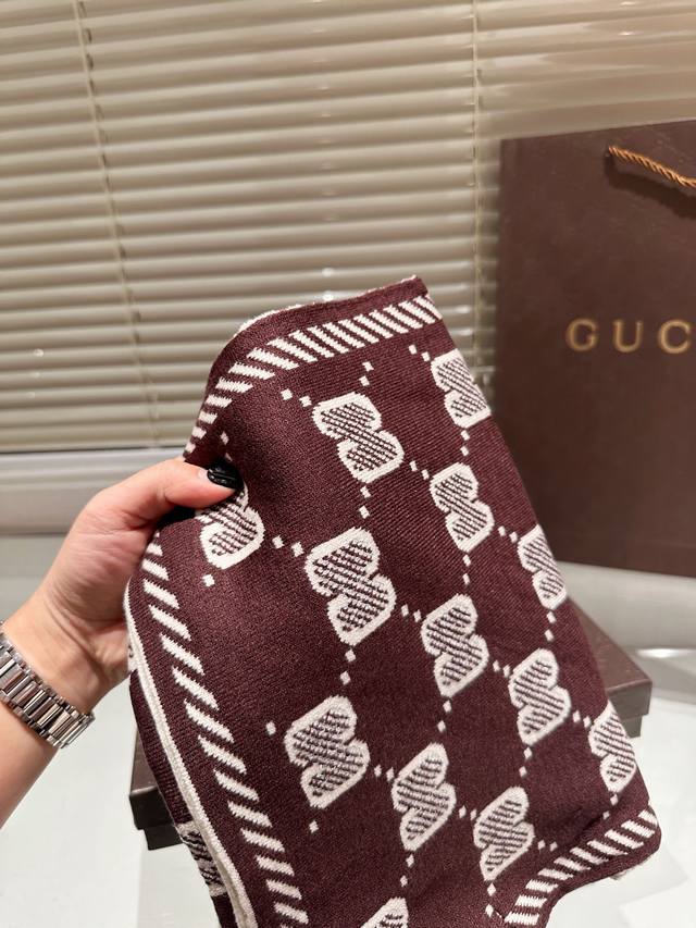 High end cashmere scarf gift box packaging Gucci classic scarf made of genuine materials! This scarf is suitable for spring, autumn, and winter! It looks great as a shawl! Brighten skin tone! The upper body effect has a very strong aura, with a soft