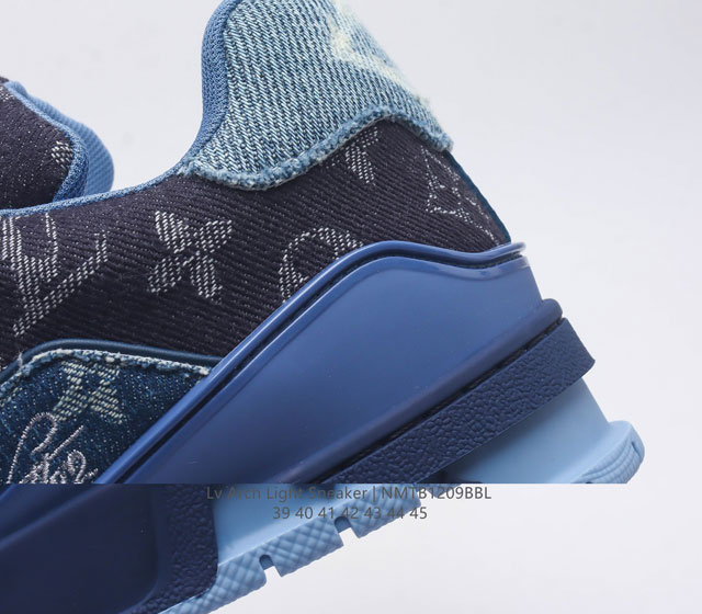 Louis Vuitton Lv board shoes are fashionable sports shoes with a trendy thick sole and height increasing men's shoes. They are comfortable, non slip, and versatile, dominating the entire fashion and entertainment industry. The details of the shoe are