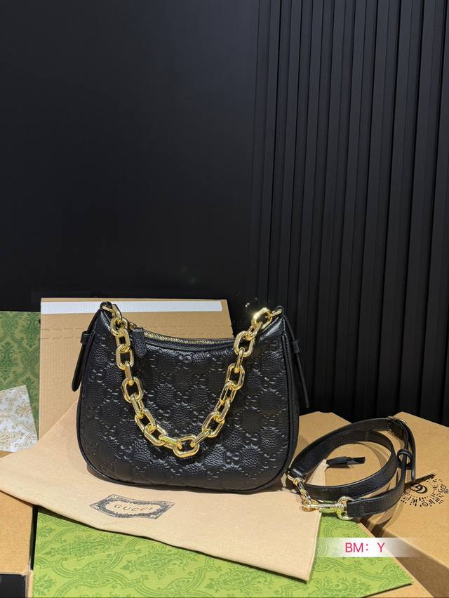 Paired with a foldable gift box, this cool underarm bag not only has a charming appearance but also a pleasing space. It is versatile and easy to carry all year round, making you instantly fashionable and refined. Gucci underarm bag, chain strap, hor