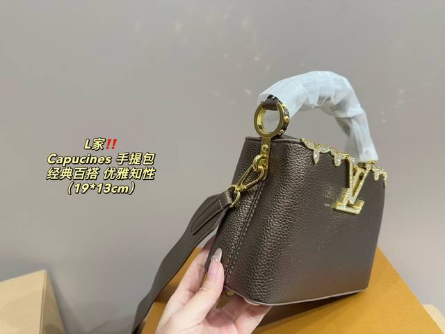 Comes with a foldable box size of 19.13 Lv Capucines handbag, featuring a unique design that is both fashionable and classic. It is super versatile and suitable for daily commuting. It is both stylish and stylish