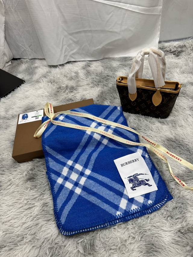 New scarf, Burberry. Original beautiful item, classic explosive item, returns to the forefront. Burberry's new imported Nepalese cashmere top embroidery scarf is definitely a screaming quality fashion brand's top design Essential high-end products fo