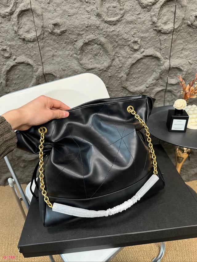 Pack the box! Size 35.31: The Saint Laurent Jamie handbag has a high-quality texture, super large capacity, and durability