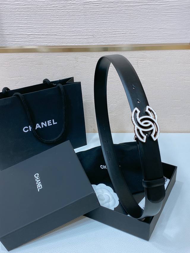 Chanel 24C resin black and white rhinestone gold metal logo buckle brass metal imported tire cow belt with soft and delicate feel 3.0cm: