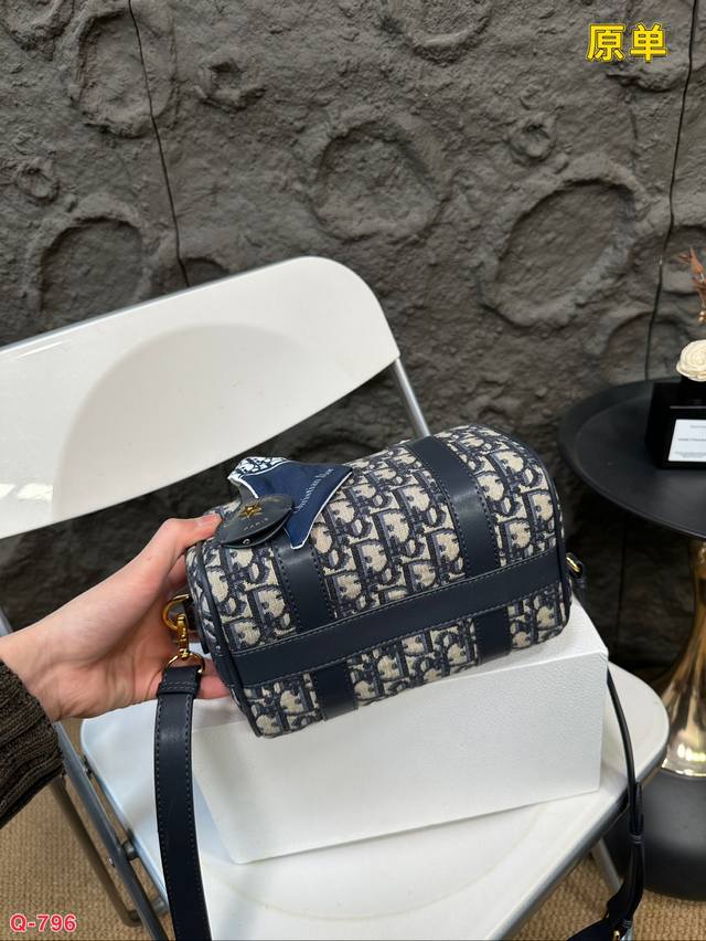 Paired with a folding box, the original Dior pillow is such a beautiful denim bag that even straight women of steel can't resist. Denim color is the pioneer of the fashion industry and the favorite pillow bag of fashionistas. Everyone knows that it c