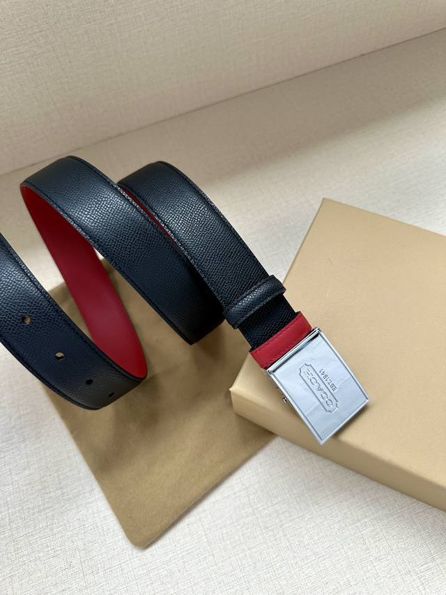 As a well-known fashion brand, Coach with a width of 3.5cm often cleverly integrates its brand logo into the design of the belt, such as printing the brand's initials, patterns, etc. on the buckle or belt, which not only highlights the brand's identi