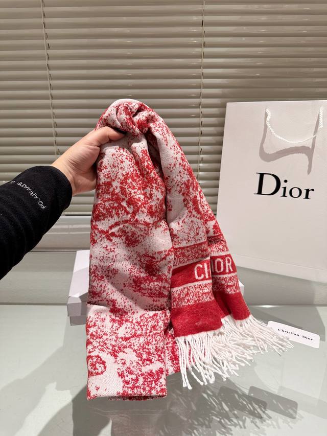 The new autumn and winter college style double-sided scarf has a thick, soft and super versatile feel, making it a fashionable item that can be used as a scarf or shawl! One side is decorated with the 