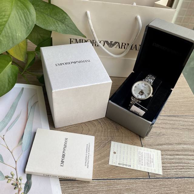 Armani mechanical women's watch has arrived!! Classic and minimalist Italian style, with a transparent heart on the exposed movement, 316 stainless steel strap, original mineral crystal mirror with 30 meter waterproof buckle, fully manual winding mec