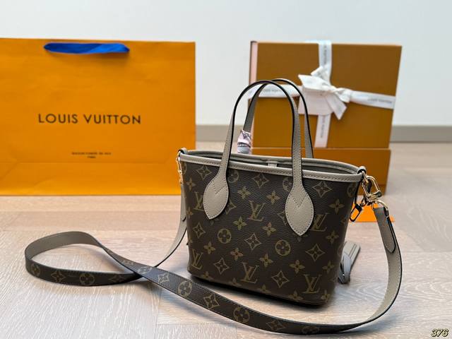 The new Lvneverfull shopping bag features a classic design with a double-sided detachable zipper bag that can be used separately or hung externally. Exquisite details are added to the dazzling metal parts. Size 19 16: