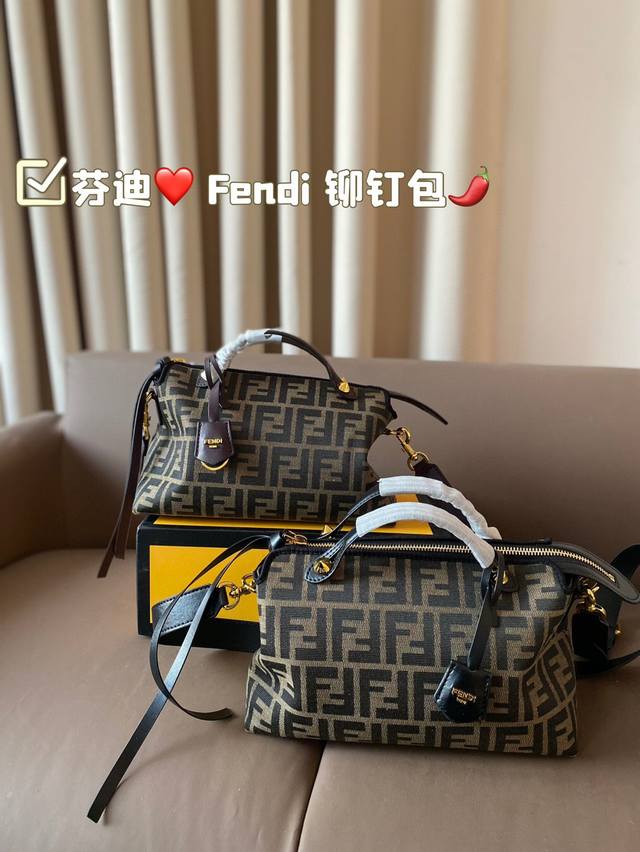 Fendi counter rivet style original mold customization portable shoulder bag, decorated with the latest f logo. Paired with the premium original logo, there is a large capacity space inside. Leisurely yet elegant, exquisite craftsmanship. Identify the