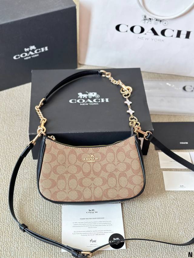 The leather version comes with a pendant. Coach and Coach's hottest underarm bag comes with the Teri series' hottest underarm bag featuring snake skin embossed design. The upgraded version of the large mahjong bag can just expose the side when worn u