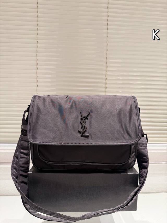 The Ysl Niki mailman bag has a tightly held temperament, and the # Niki shoulder strap can be adjusted to a single shoulder position, and even shorter to an armpit bag. Of course, this is completely fine for crossbody. The YSL nylon fabric reflects a