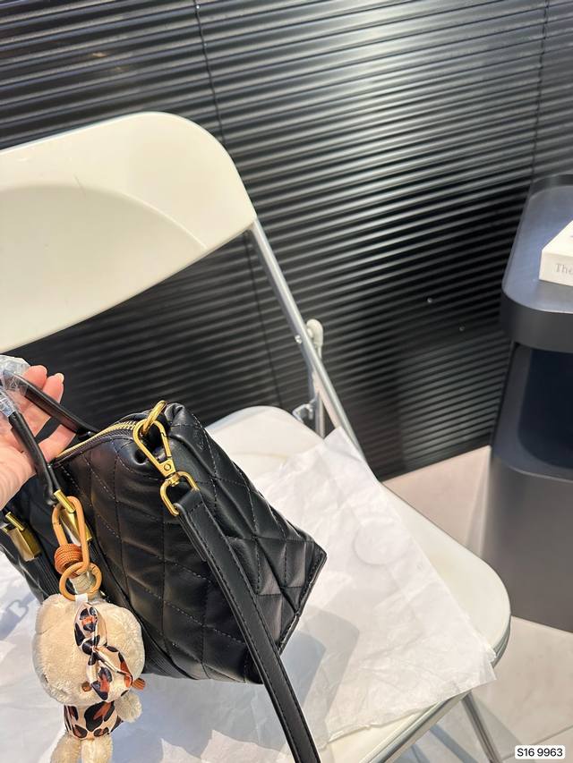 Paired with a box, the Saint Laurent handbag is a hot and stylish new item that looks great when you go out. Size 22 17 item number has been revised to 9963.