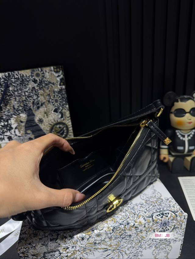 Paired with a folding box, Dior Crescent Underarm Bag, D Home Hobo Underarm Bag. The newly released Hobo is very cute! It's really low-key but inadvertently shows a sense of luxury! It feels very comfortable to carry! Size: 23 13: