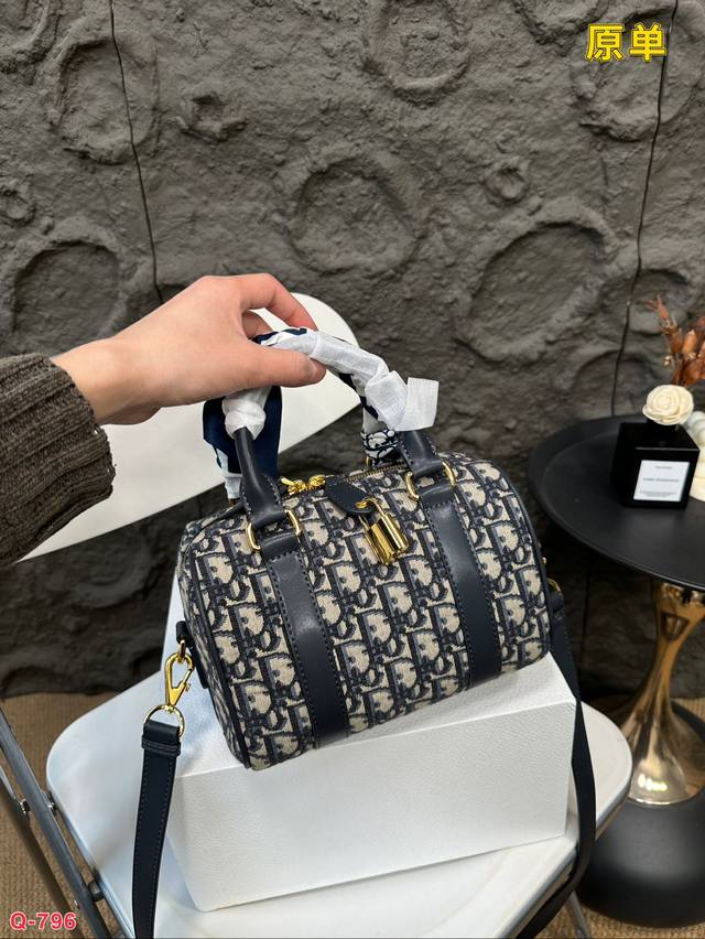 Paired with a folding box, the original Dior pillow is such a beautiful denim bag that even straight women of steel can't resist. Denim color is the pioneer of the fashion industry and the favorite pillow bag of fashionistas. Everyone knows that it c