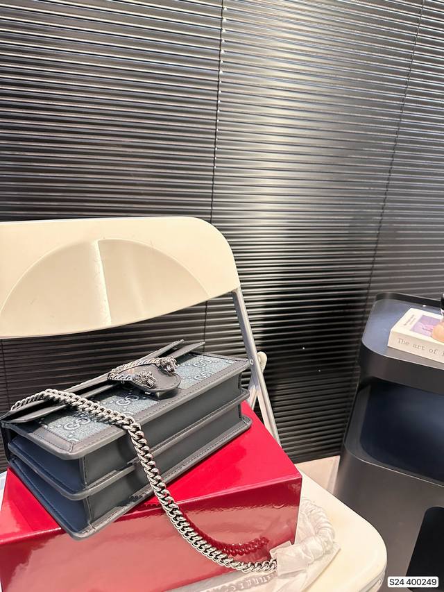 Paired with a folding box, Gucci's new cool denim wine god has just arrived this season. The new products are very classic and retro! The texture and color of denim with double G jacquard denim fabric The color is very nice! Size: 25 15 Item Number: