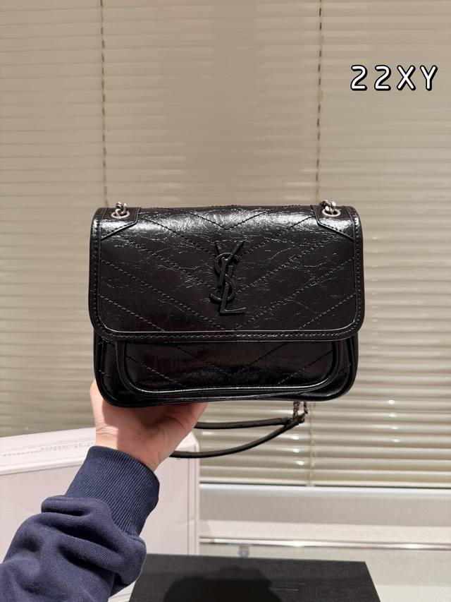 Box size: 22cm Niki is really easy to carry, it looks really nice and unique Ysl Niki leather material soft and sticky texture cowhide! cowhide! Ysl is made of cowhide both inside and outside
