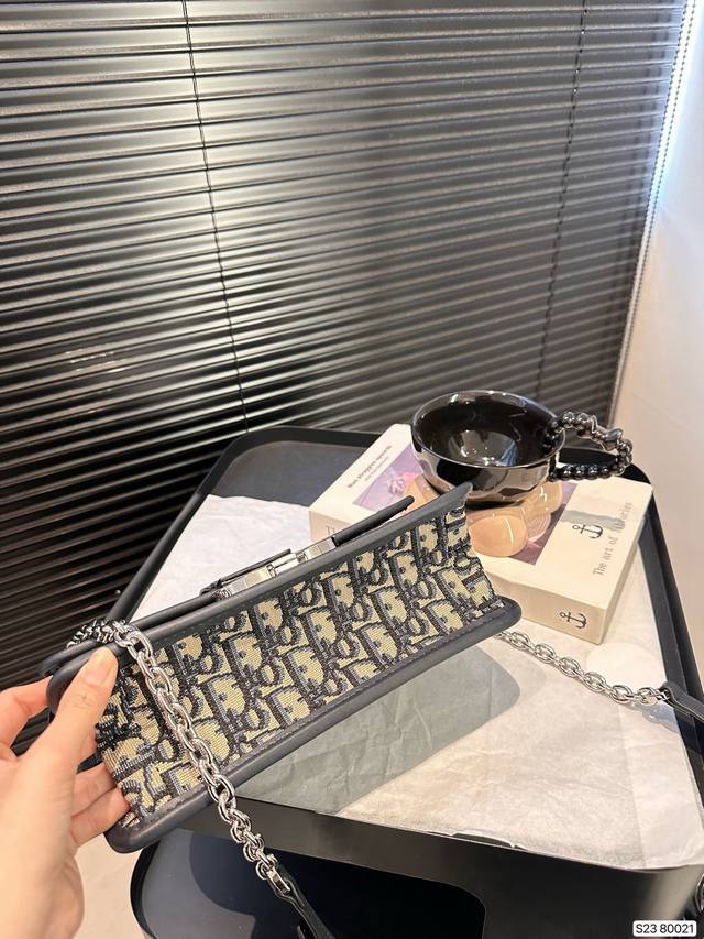 Dior Montaigne Classic is a fabric bag with timeless embroidery craftsmanship. The exquisite square shape of the bag is simple and atmospheric, suitable for both men and women. It is elegant, fashionable, casual, handsome, practical, and fashionable.