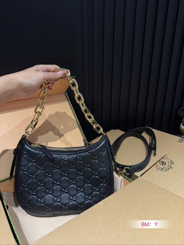 Paired with a foldable gift box, this cool underarm bag not only has a charming appearance but also a pleasing space. It is versatile and easy to carry all year round, making you instantly fashionable and refined. Gucci underarm bag, chain strap, hor