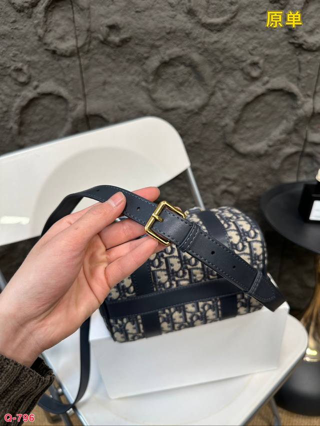 Paired with a folding box, the original Dior pillow is such a beautiful denim bag that even straight women of steel can't resist. Denim color is the pioneer of the fashion industry and the favorite pillow bag of fashionistas. Everyone knows that it c