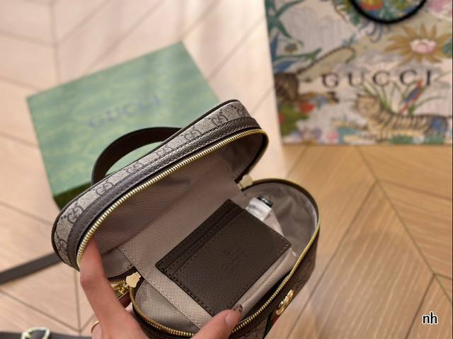 Gucci's new makeup bag comes with a box that can be carried by hand or slung diagonally. There are no age restrictions and the size is 21 * 13
