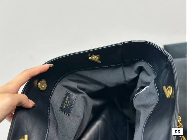 Paired with Ysl's new Jamie large handbag, the fashionable spark ignites instantly. The exquisite design of handbags not only perfectly stores your daily needs, but also showcases a lifestyle attitude. Relaxation is moderate, both elegant and full of