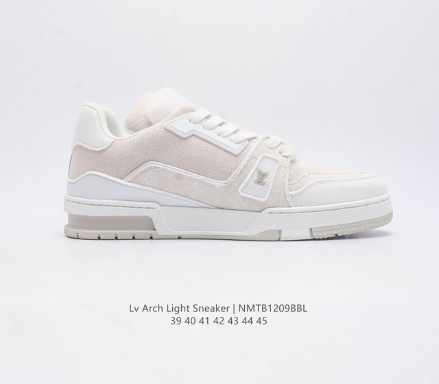 Louis Vuitton Lv board shoes are fashionable sports shoes with a trendy thick sole and height increasing men's shoes. They are comfortable, non slip, and versatile, dominating the entire fashion and entertainment industry. The details of the shoe are