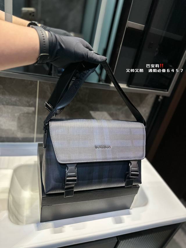 Burberry flip messenger bag checkered men's crossbody bag with exquisite inlay craftsmanship, photographed in the original factory fabric and delivered with a dust bag of 30 X 20cm