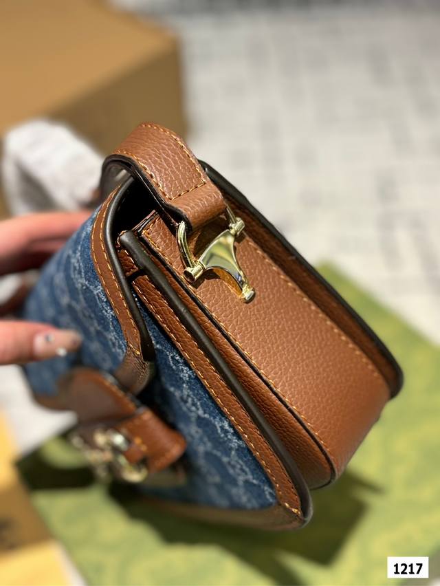 The Gucci 1955 horseneck buckle handbag, packaged in a gift box, made a stunning debut in the early spring collection. This handbag continues the lines and styling of classic items from over sixty years ago, cleverly blending classic details with mod