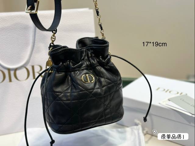 The front of Dior's new product comes with a vintage gold finish metal CD logo, paired with a drawstring compartment for storing various daily items. Paired with an adjustable chain shoulder strap adorned with leather straps, it can be carried, slung
