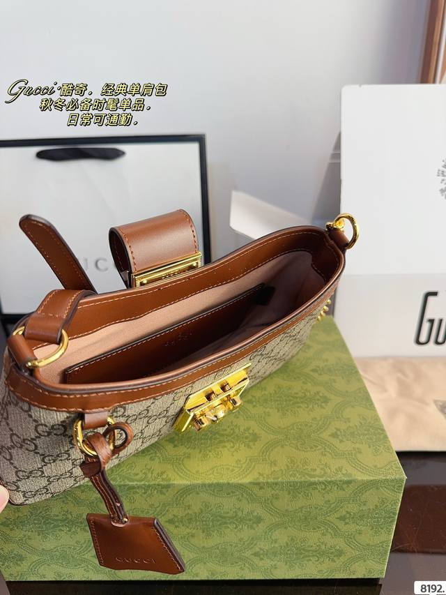 Comes with a gift box Gucci Padlock Underarm Backpack 2024 New Hobo Compared to the previous Padlock, it is lighter and has smoother and more natural lines. The hardware part will not collapse very much, and the package has a firm bottom: