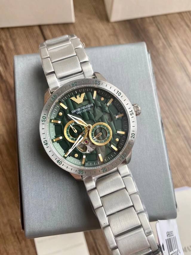 Armani AR60053 silver hollowed out diamond inlaid perspective automatic mechanical watch! Hollow perspective window, with texture pointers and sharp lines that leap into the hand! The green dial paired with a 316 steel strap bracelet is grand and bea