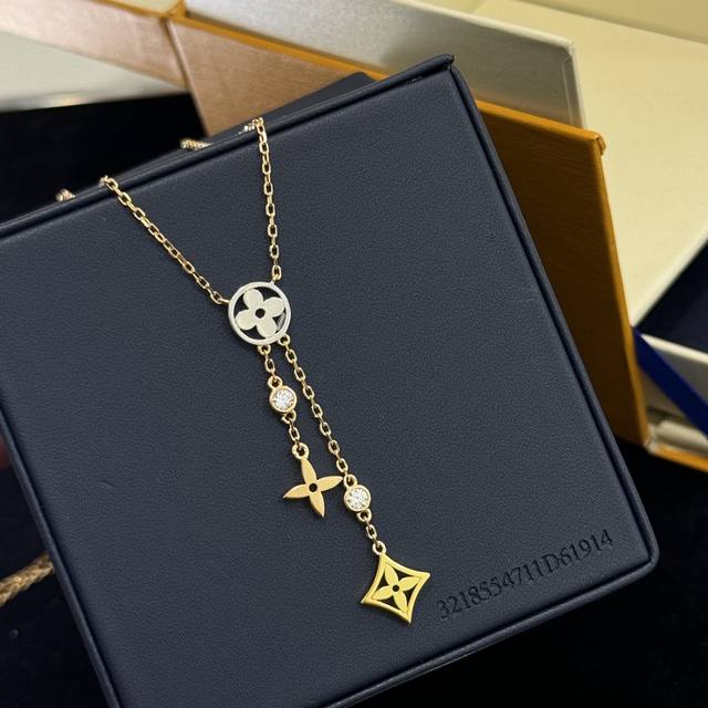 A2996 Donkey Home's new three color clover tassel necklace features selected classic elements from Germany's imported s925 pure silver material with electroplating thick gold and super beautiful workmanship. Advanced color separation electroplating u