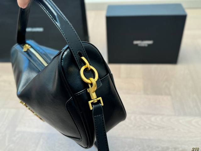 The design of the airplane box Saint Laurent Ysl CameraSupplebag lunch box bag is full of design sense, and the hammock shape is really beautiful! Recommended to everyone