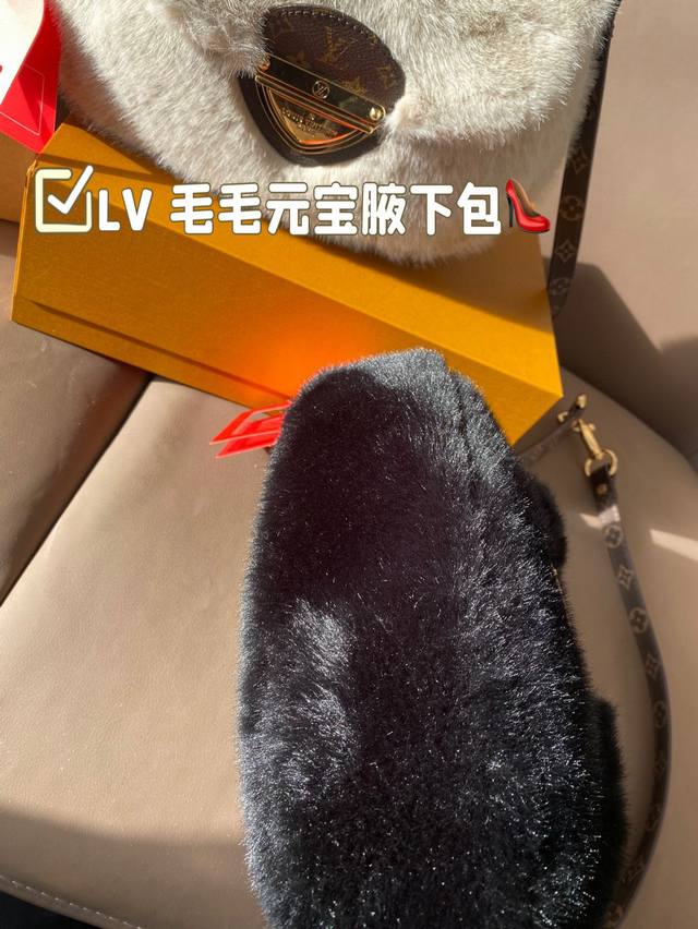 Paired with a folding box Lv Mao Mao Yuanbao armpit bag and an extension strap, it can be worn on one shoulder or diagonally, making it really easy to move around, soft and casual, and easier to match. I really fell in love at first sight. Don't be f