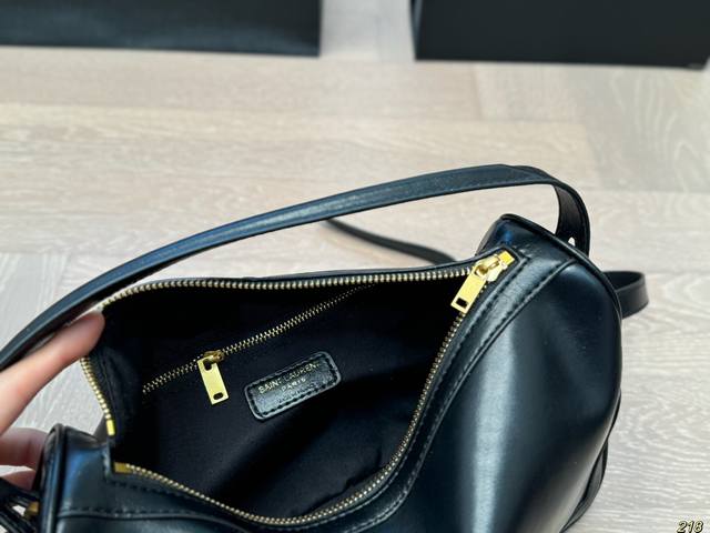 The design of the airplane box Saint Laurent Ysl CameraSupplebag lunch box bag is full of design sense, and the hammock shape is really beautiful! Recommended to everyone