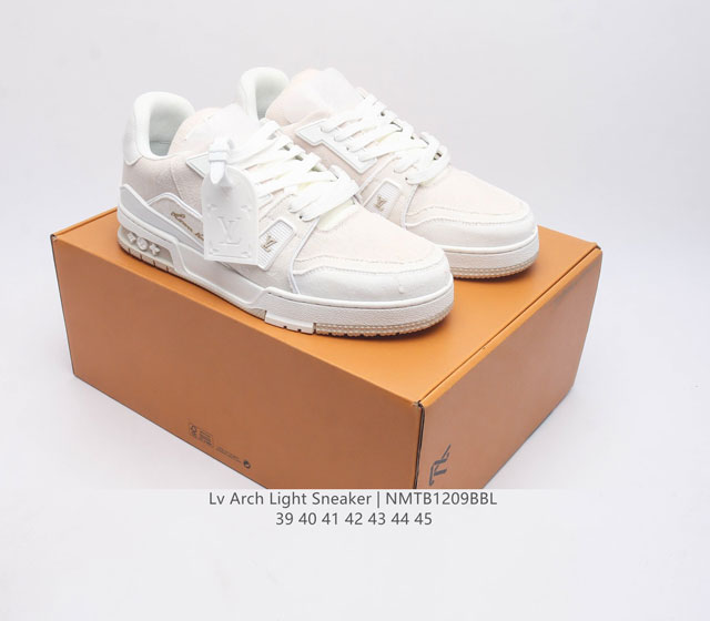 Louis Vuitton Lv board shoes are fashionable sports shoes with a trendy thick sole and height increasing men's shoes. They are comfortable, non slip, and versatile, dominating the entire fashion and entertainment industry. The details of the shoe are