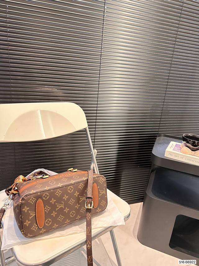 The Lv bucket bag is really simple. The more you look at it, the better it looks. The capacity is very touching and easy to hold daily carry on items. Size: 28 23, item number 66922. Revision: