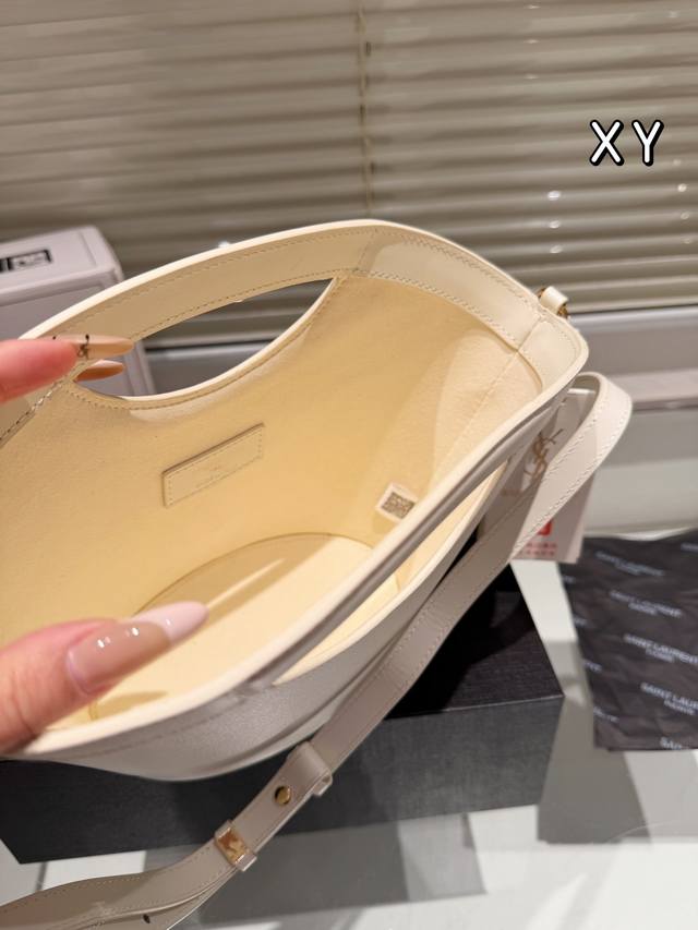 The new Ysl bucket bag in cowhide version is being asked by everyone about this # Rose new favorite. The soft and shiny calf leather material has a smooth touch, a bright and glossy appearance, and can perfectly reflect light. There are multiple ways